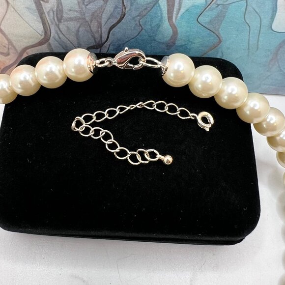 Avon Gloria Pearlesque Heart Charm Necklace - Picture 4 of 4